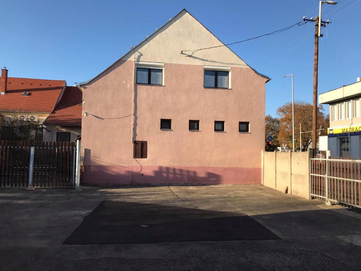 Sólyom Szálló Szombathely Exterior foto